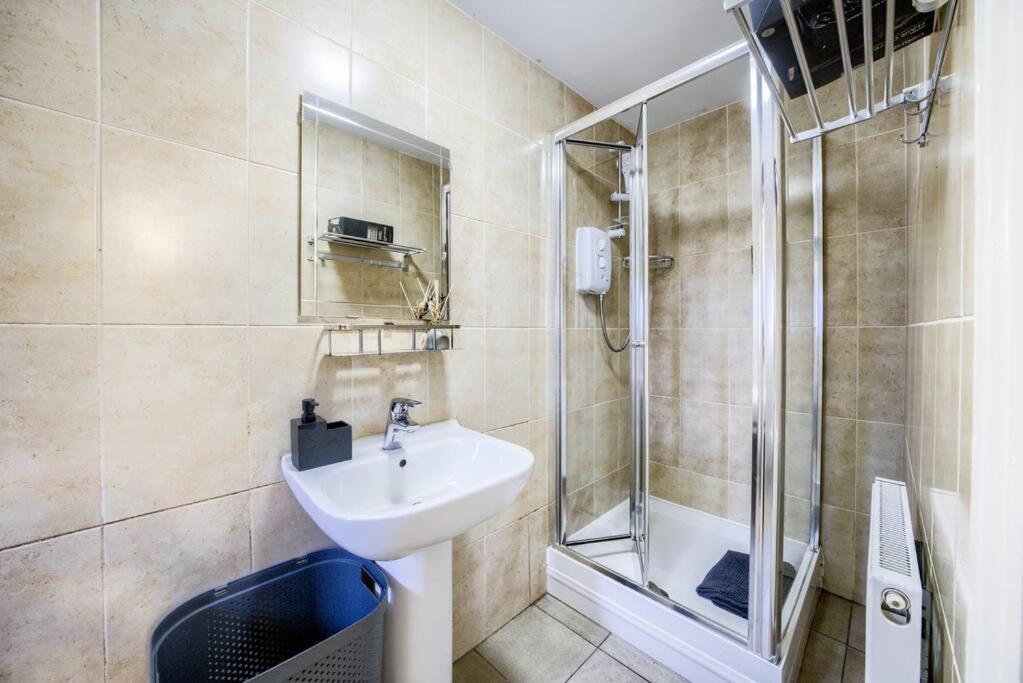Low Rate For A 4-Bedroom House In Coventry With Free Unlimited Wi-Fi 2 Car Parking 53 Qmc Eksteriør bilde